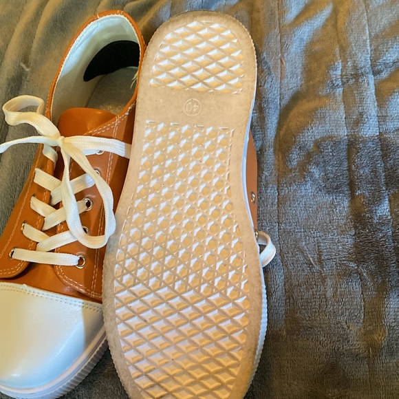 No name sneakers. - Picture 3 of 5